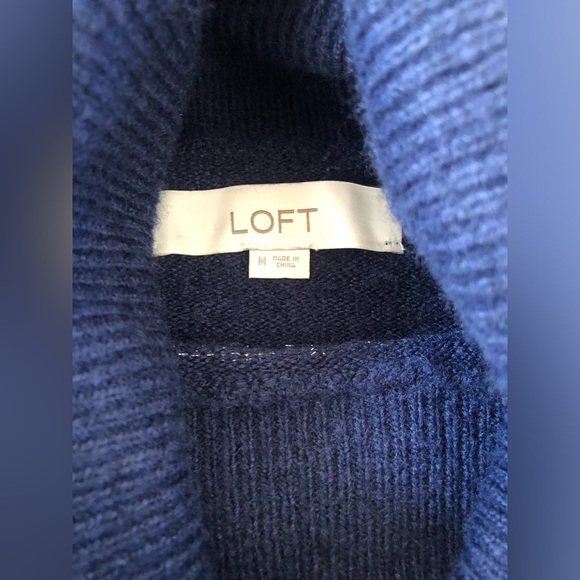 LOFT Women’s M Navy Blue & Silver Striped Turtleneck Sweater w/Puffed Sleeves - Picture 4 of 8